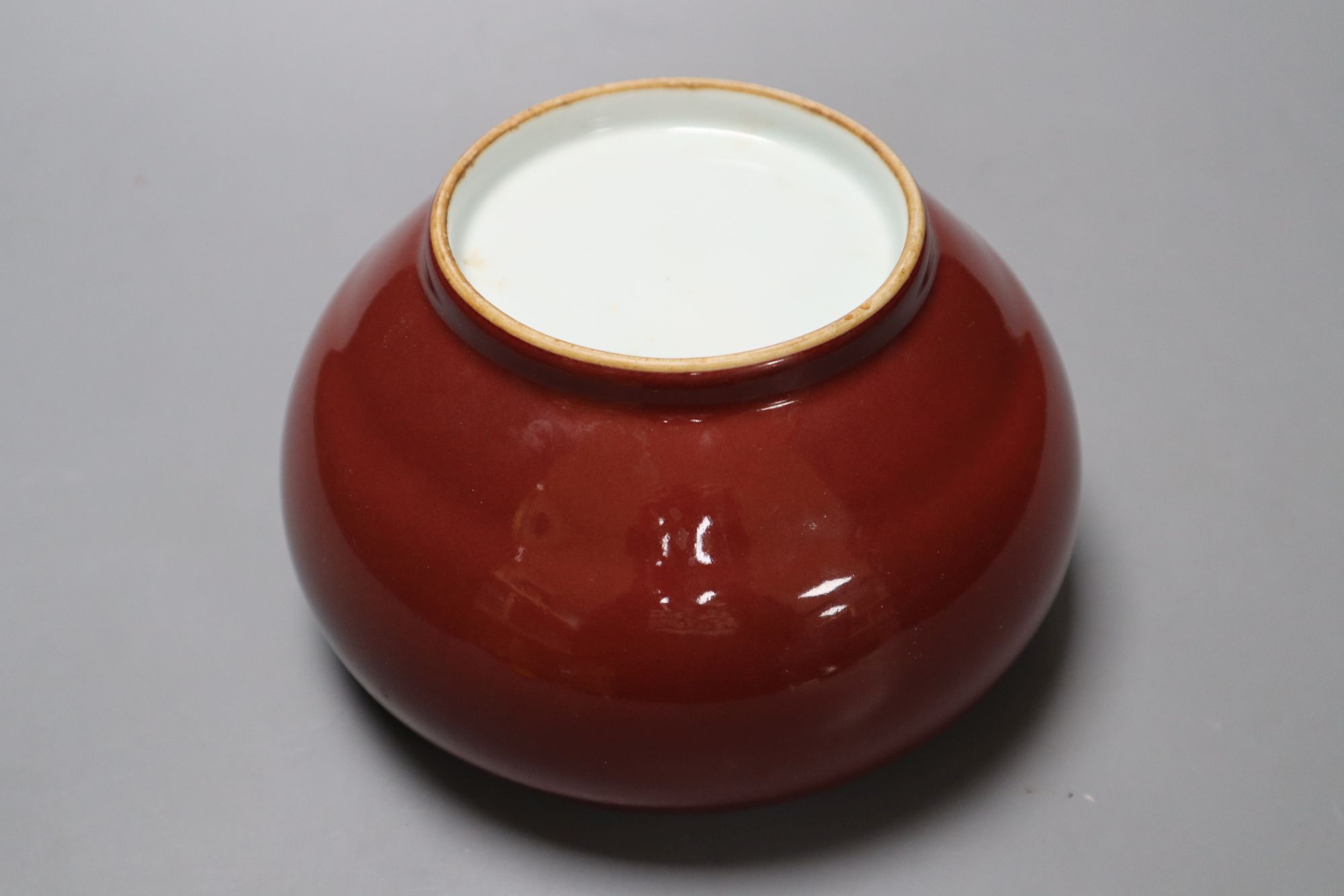 A Chinese sang de boeuf bowl and a celadon bowl, largest diameter 18cm